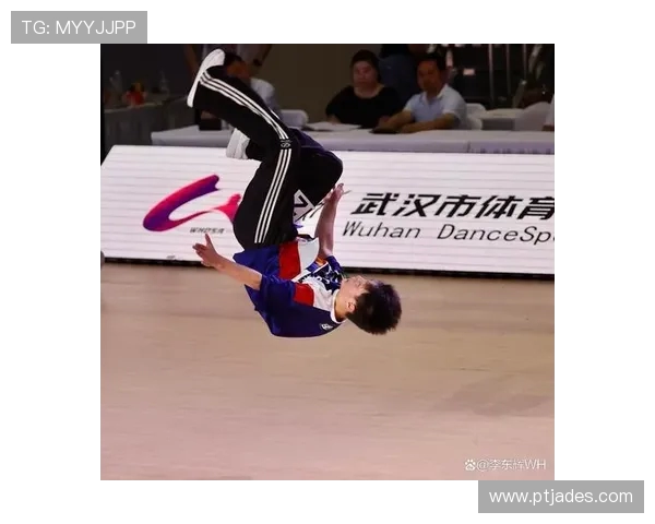 武汉街舞队的灵活性揭秘：街舞文化与城市活力的完美结合